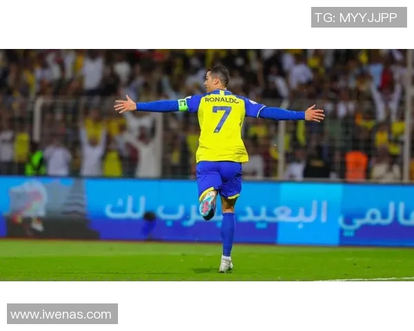 足球巨星赛场突发意外队医全力抢救引发球迷揪心时刻 足球巨星赛场突发意外队医全力抢救引发球迷揪心时刻