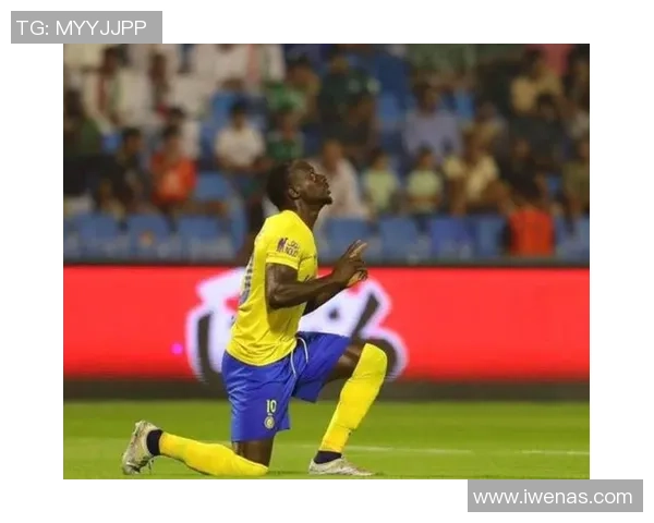 足球球星因疫情原因被迫隔离引发球迷广泛关注与热烈讨论